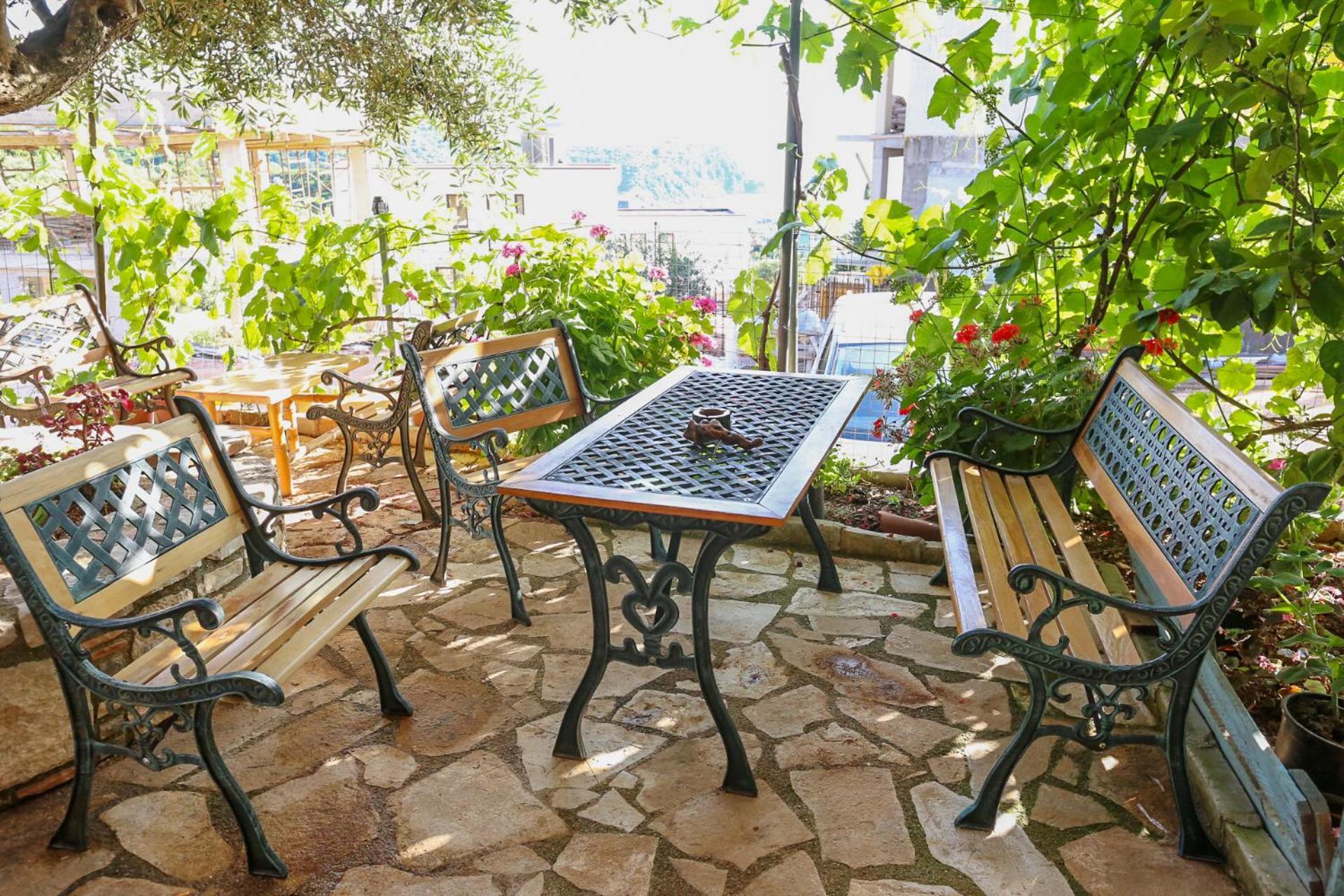 Holiwood Motel Himarë Eksteriør billede