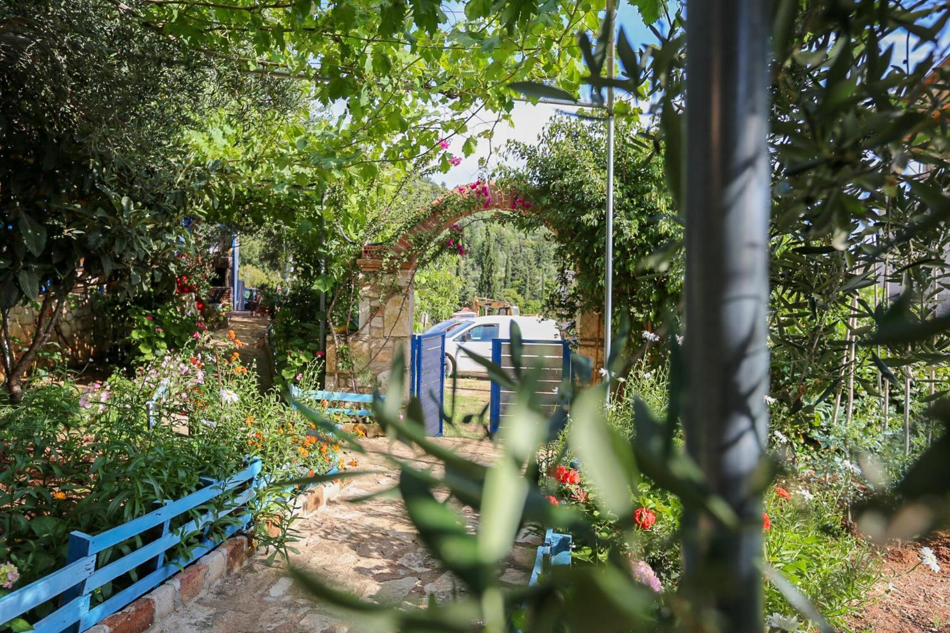 Holiwood Motel Himarë Eksteriør billede