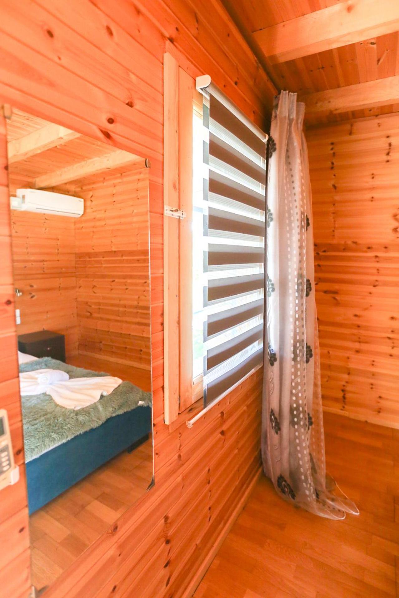 Holiwood Motel Himarë Eksteriør billede
