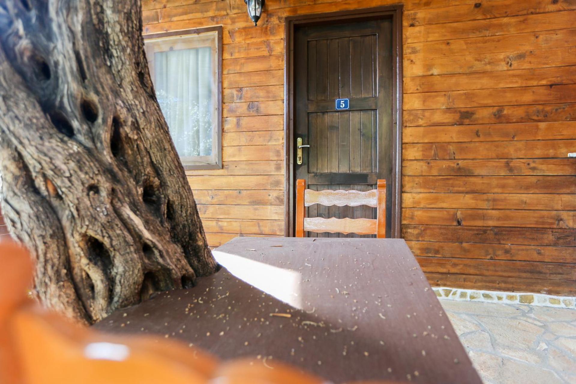 Holiwood Motel Himarë Eksteriør billede