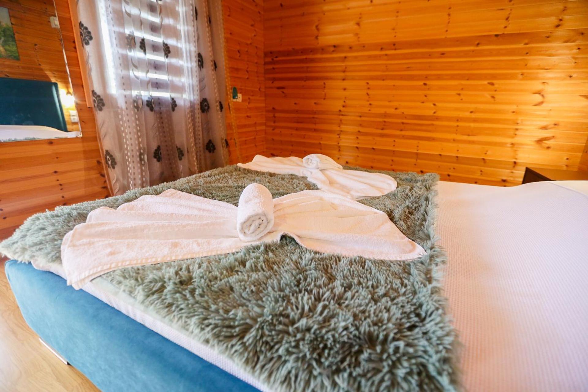 Holiwood Motel Himarë Eksteriør billede