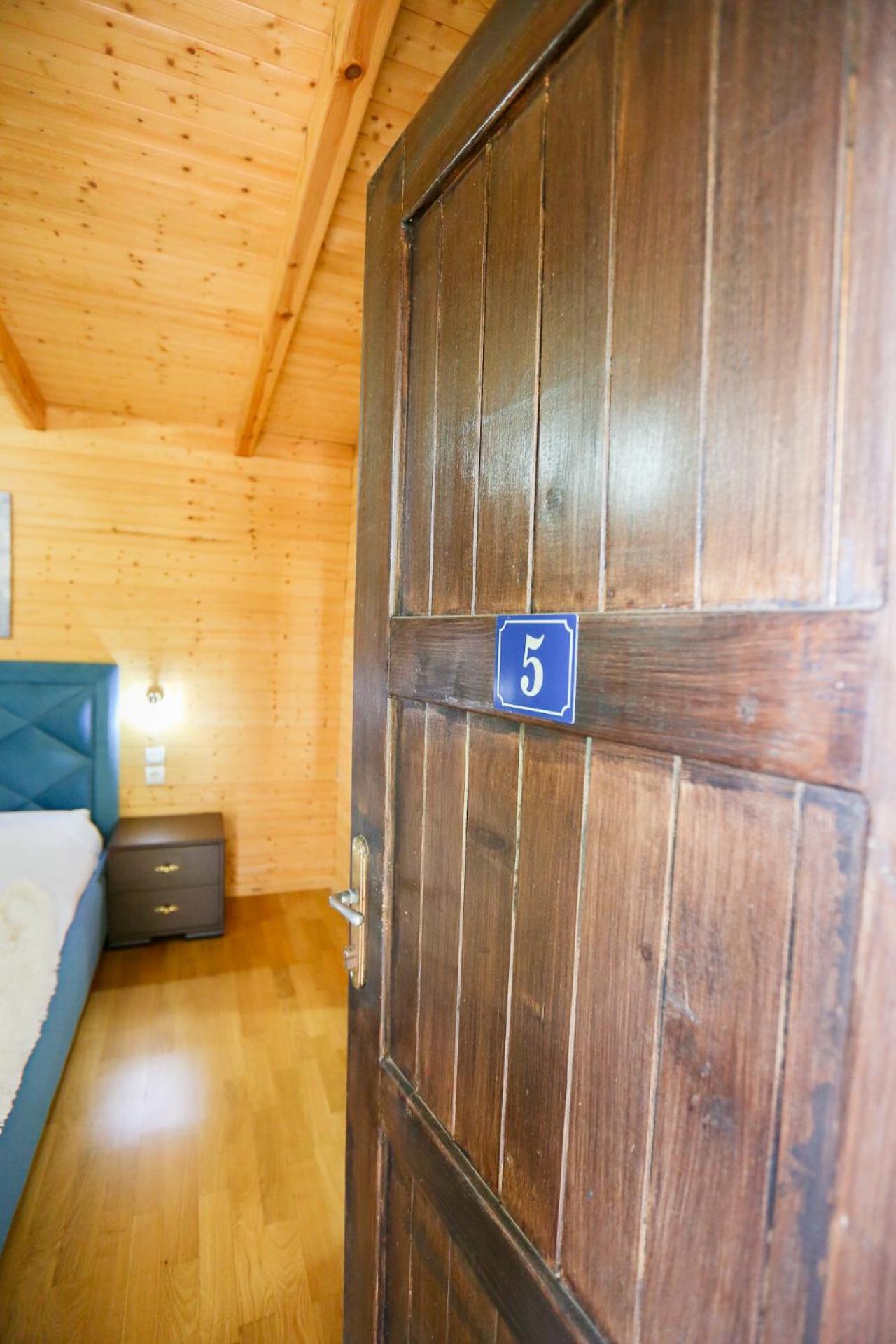 Holiwood Motel Himarë Eksteriør billede