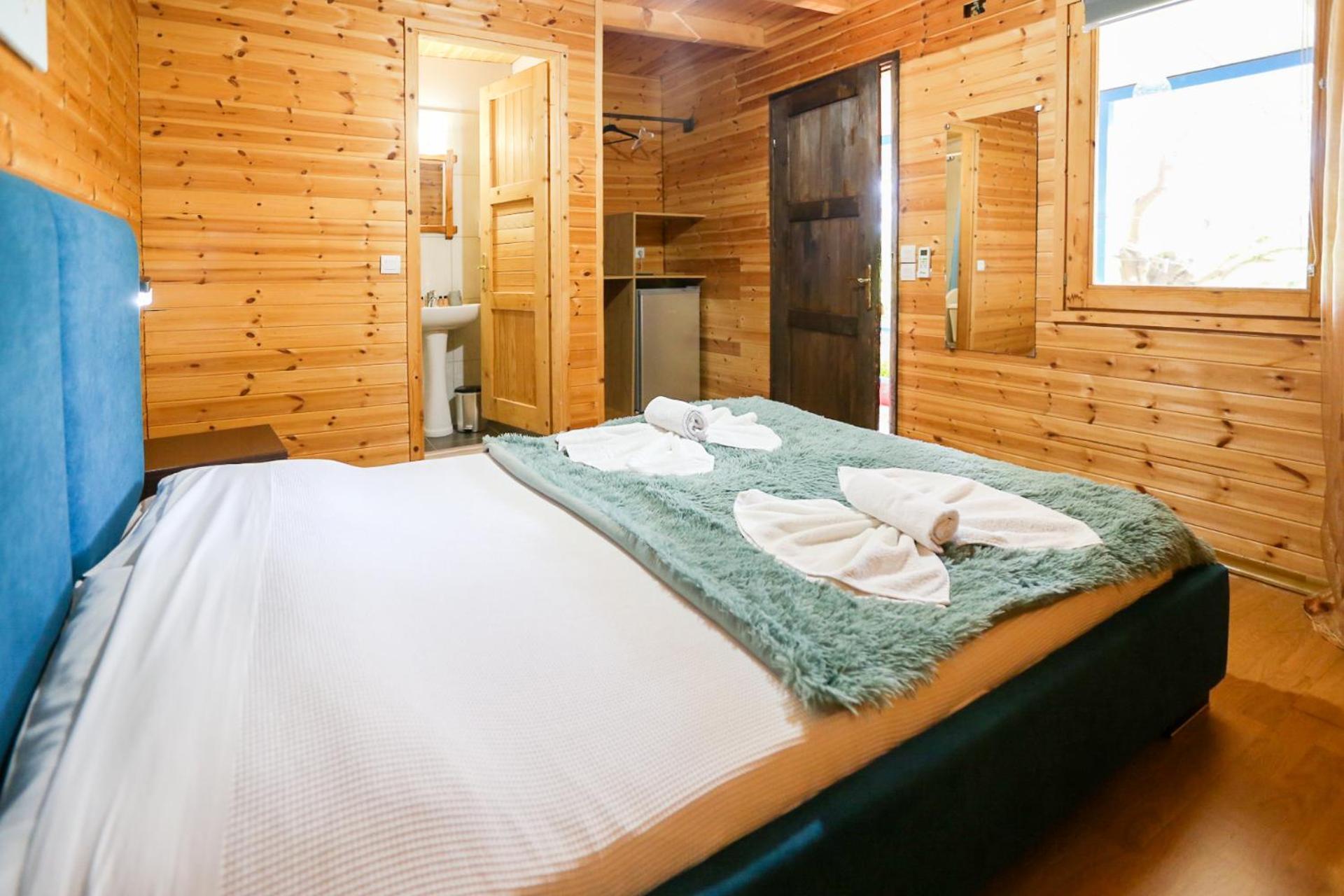 Holiwood Motel Himarë Eksteriør billede
