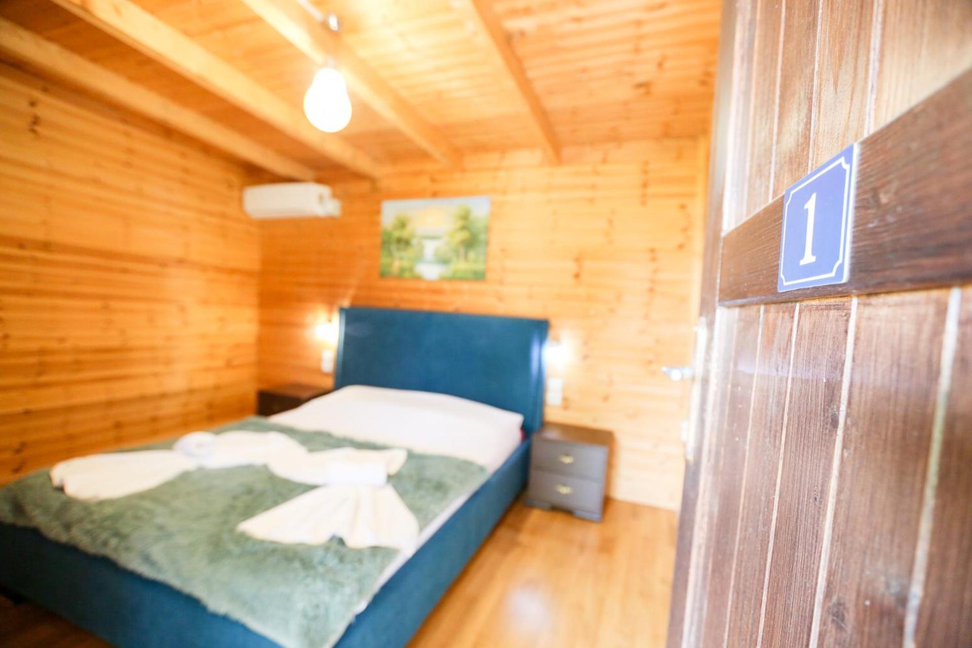 Holiwood Motel Himarë Eksteriør billede