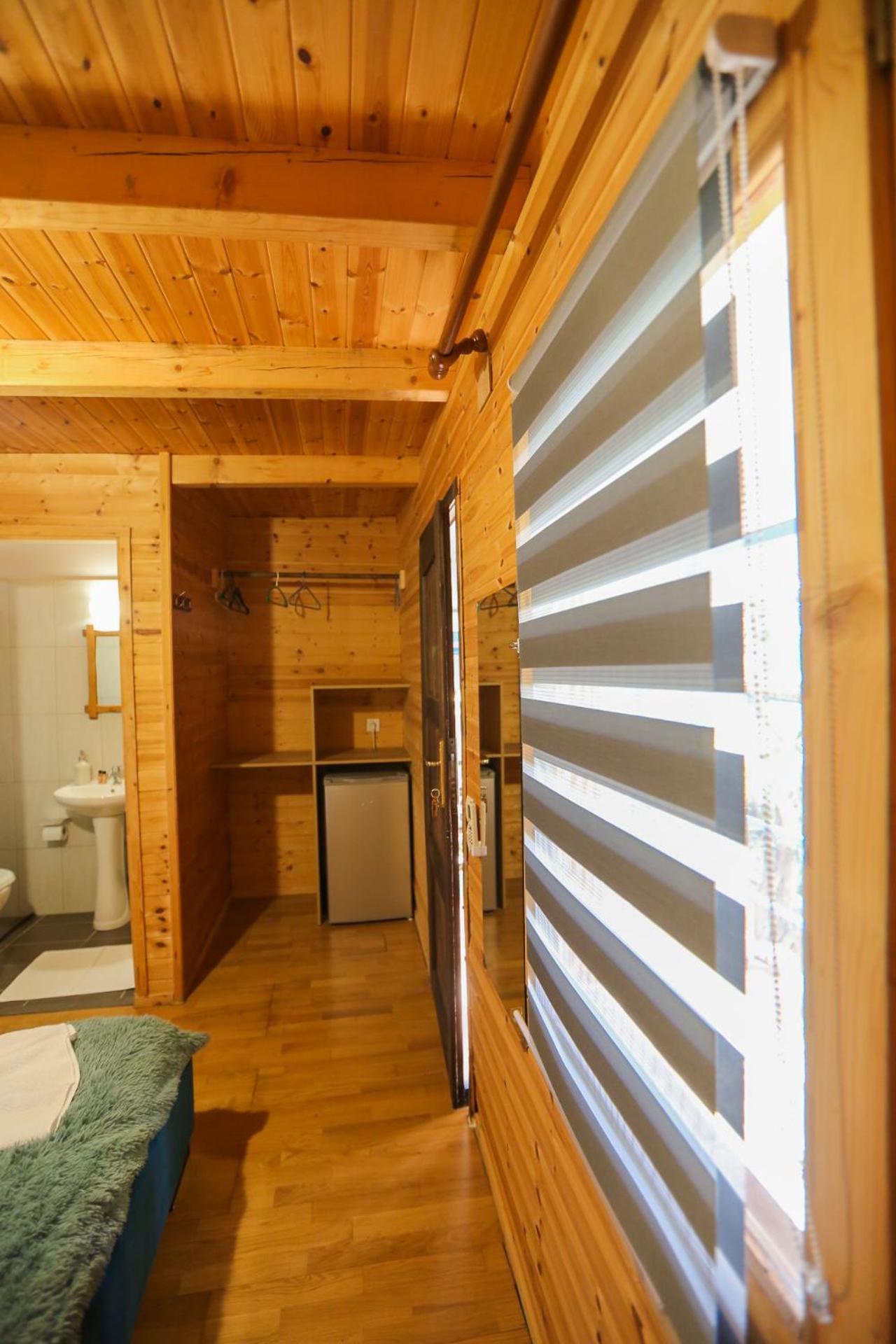 Holiwood Motel Himarë Eksteriør billede